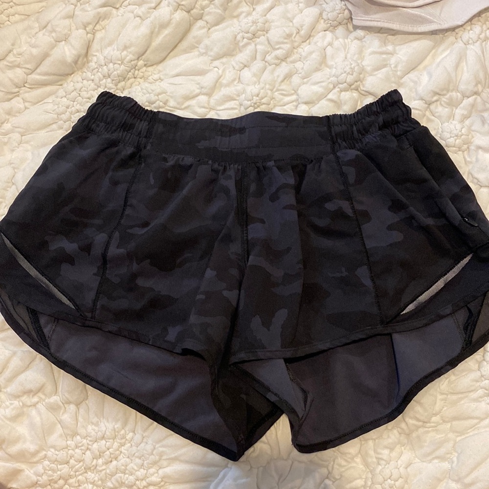 Lulu lemon black camo hotty hot short 2.5”